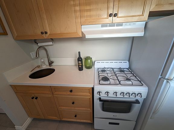 4th image of 2571 S Bundy Dr