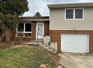 2381 Glenview Dr N, Freeport, IL 61032