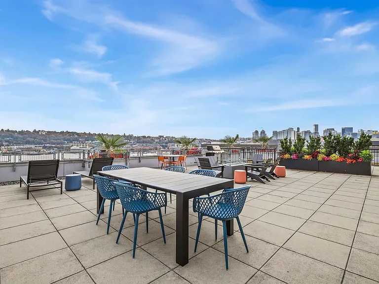 Welcome to Dexter Hayes! Modern convenience with exceptional views! — Photo 33