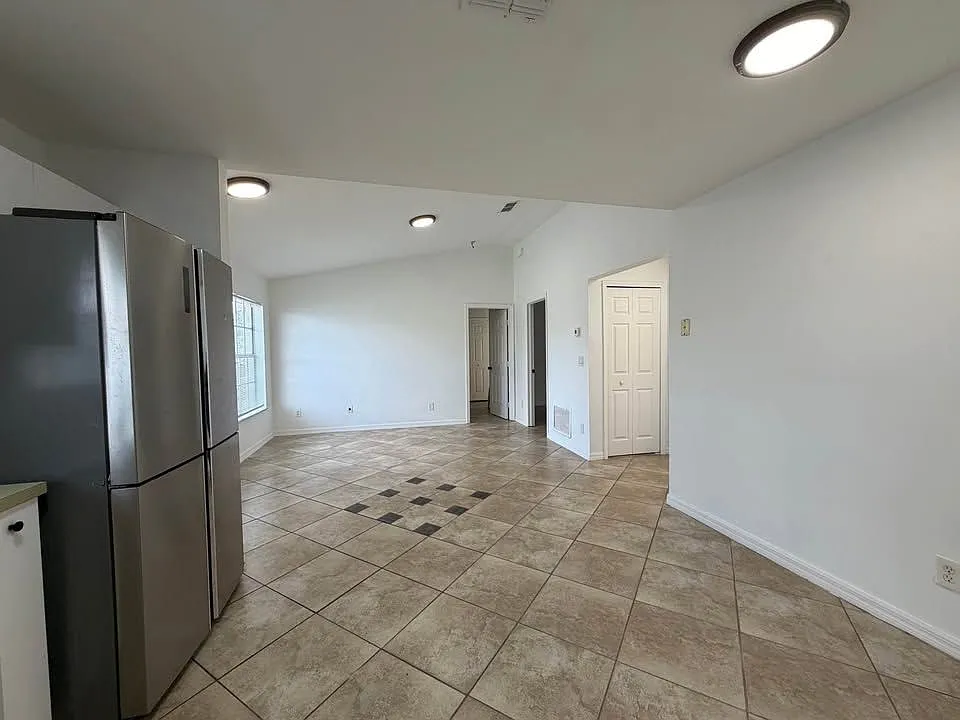 3 bed, 2.0 bath, 988 sqft, $1,400 — Photo 4