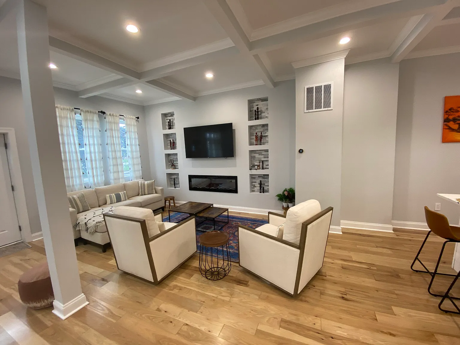 5 bed, 2400 sqft, $3,195 — Photo 3