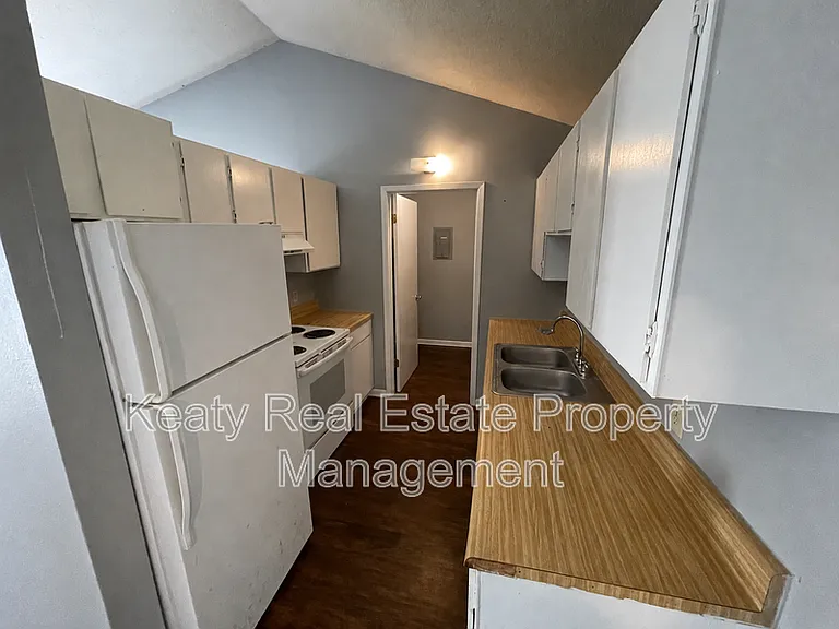 405 Fox Run Ave #2 — Photo 4
