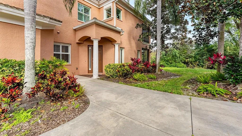 3 bed, 3.0 bath, 2100 sqft, $5,400 — Photo 2