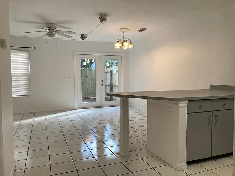 2871 SW 38th Pl — Photo 2