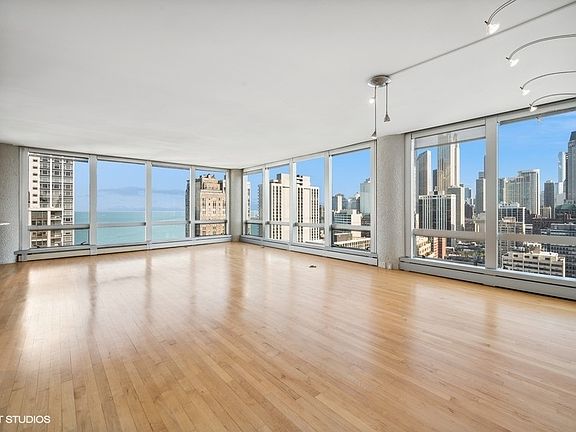 3rd image of 1300 N Astor St Unit 26A