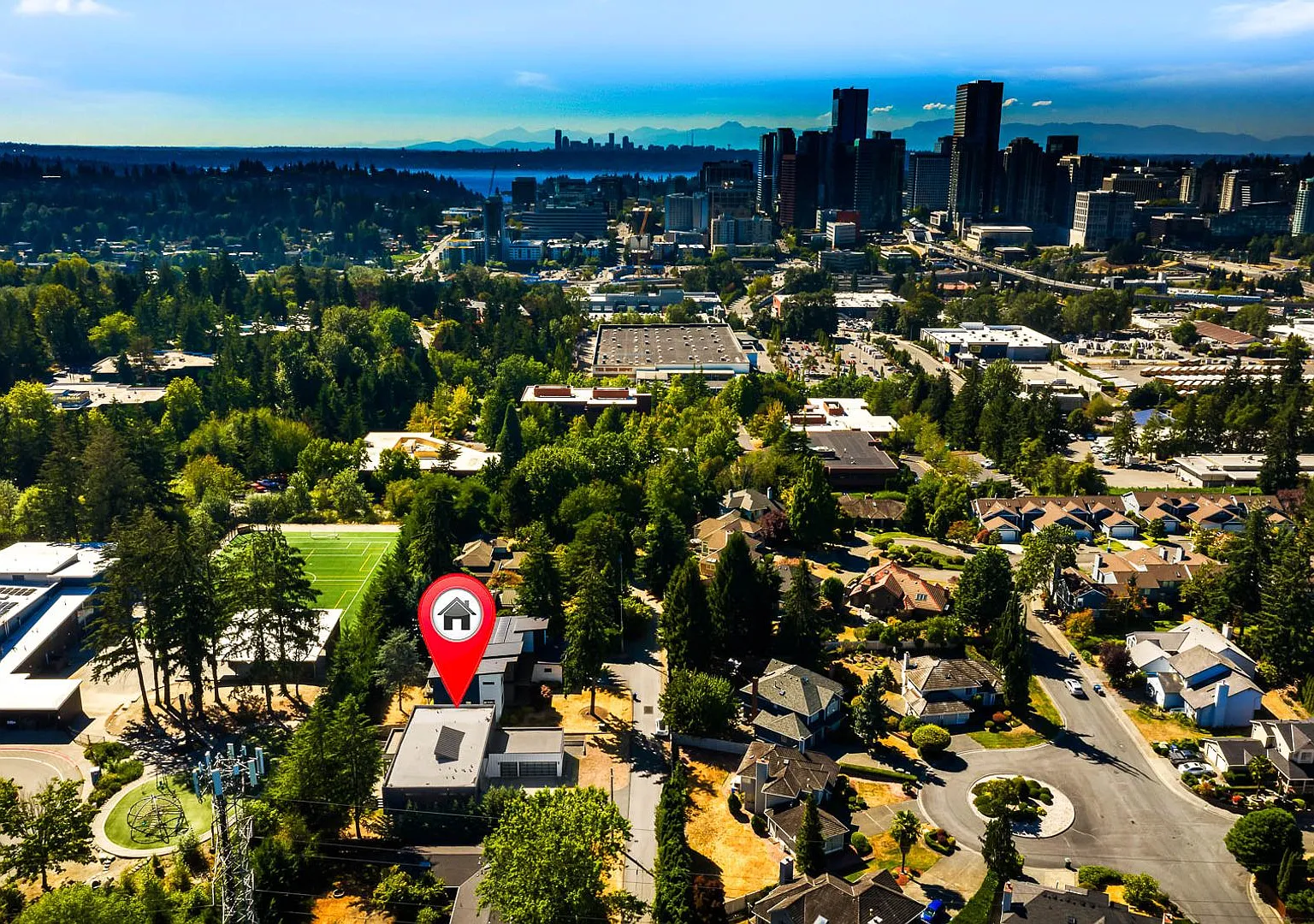 Luxury Bellevue Retreat with 6 Bedrooms, Chef's Kitchen & Private Deck — Photo 4