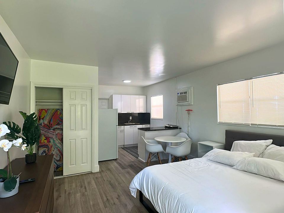 1st image of 421 Sunset Dr #6