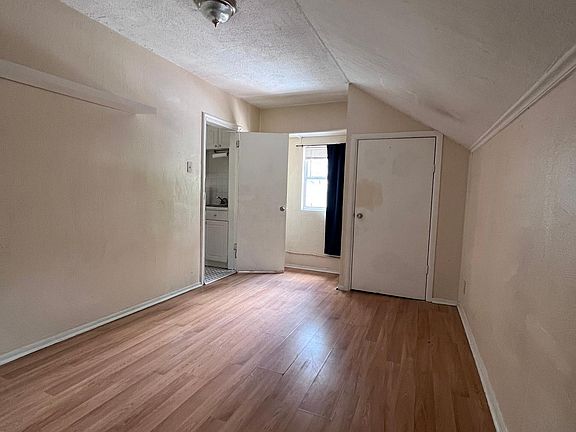 4th image of 1038 19th Ave N APT 3