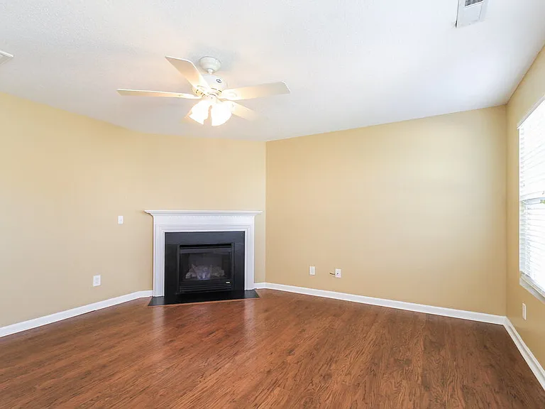 300 Creekview Dr — Photo 4