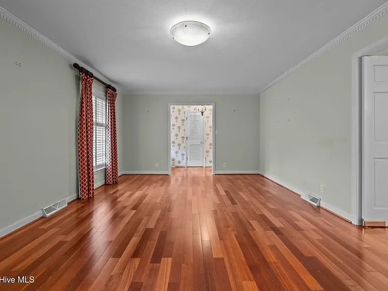 503 Scotland Ave — Photo 6