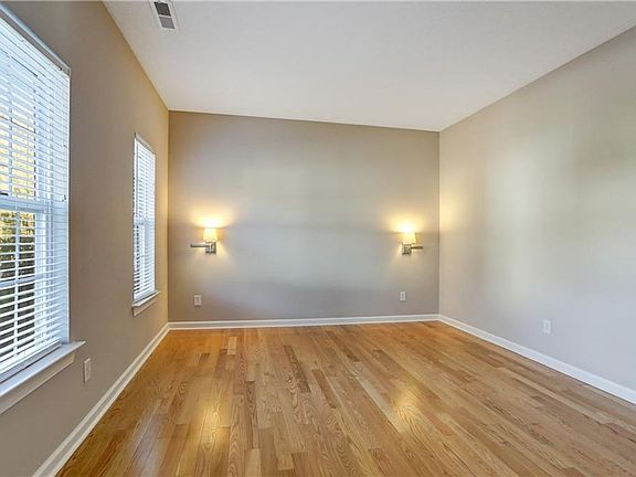5th image of 211 Kings Pointe Xing