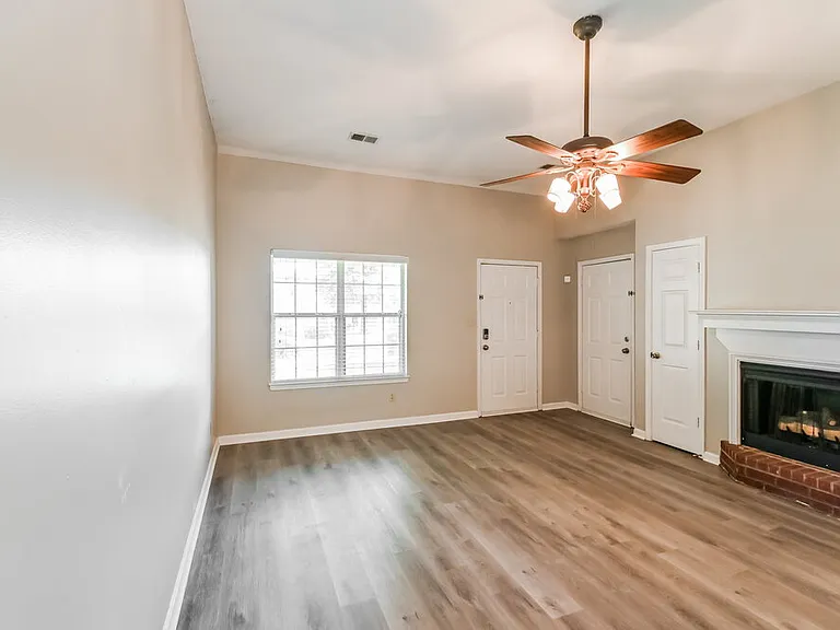 6205 Liberty Estates Dr — Photo 4