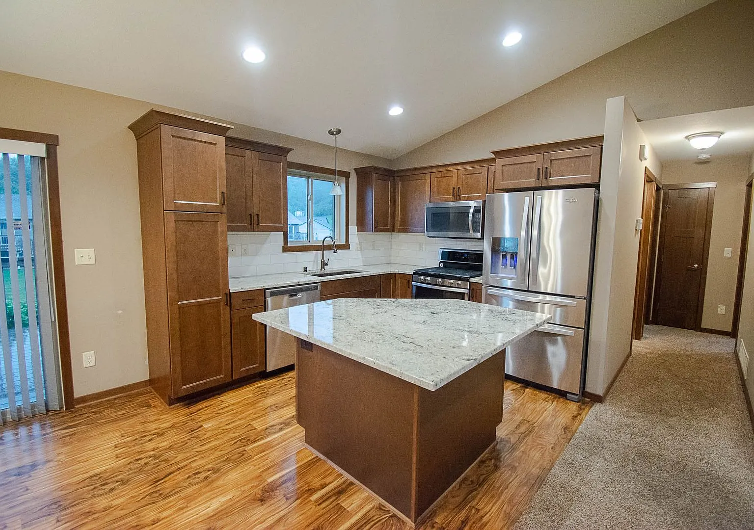 Beautiful and Spacious 4 Bedroom 3 Bath Available For Rent! — Photo 4