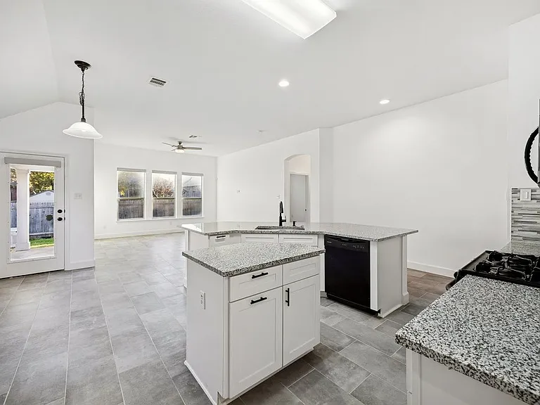 2995 Overland St — Photo 5