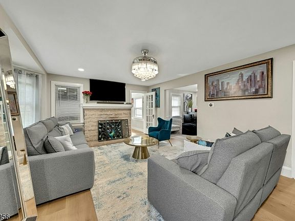 5th image of 13 Dogwood Road