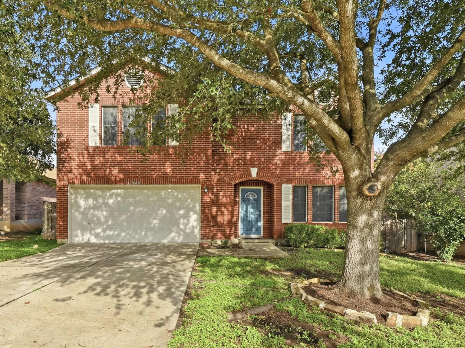4 bed, 2.5 bath, 2834 sqft, $2,600 — Photo 2