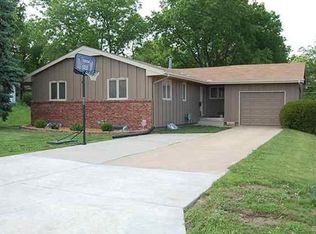 416 SW 27th St, Topeka, KS 66611