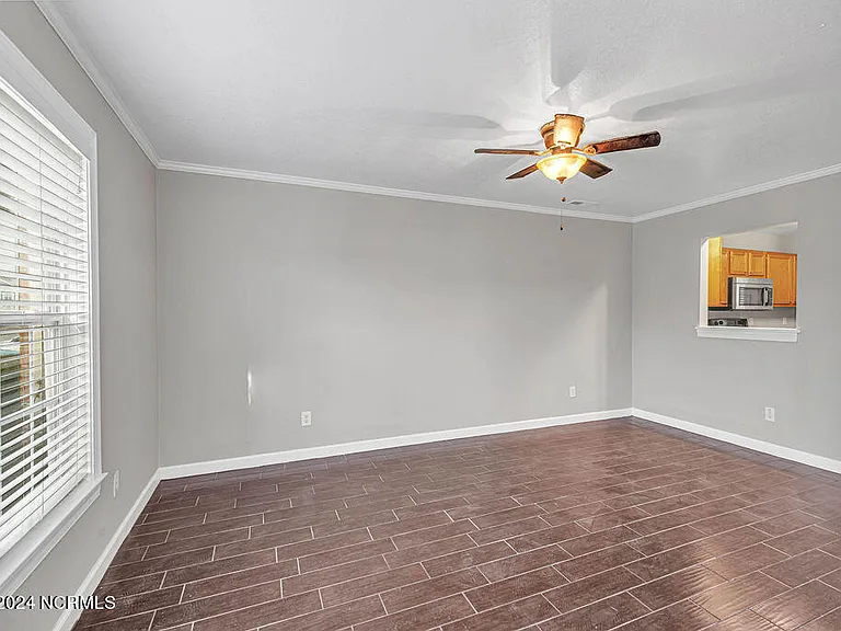 300 Streamwood Dr — Photo 4