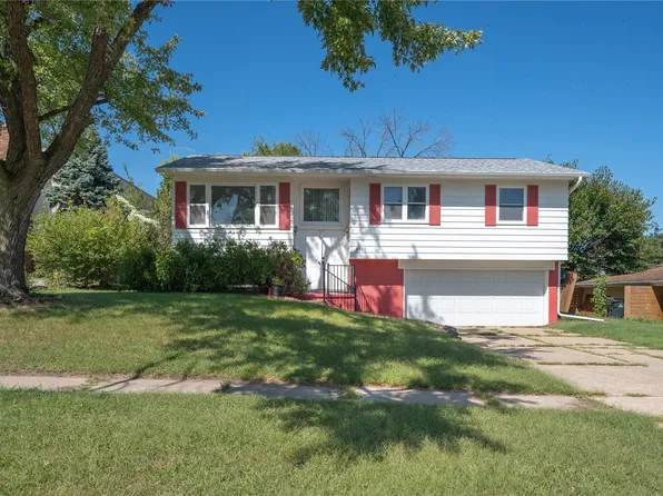 2520 Falbrook Dr NE, Cedar Rapids, IA 52402