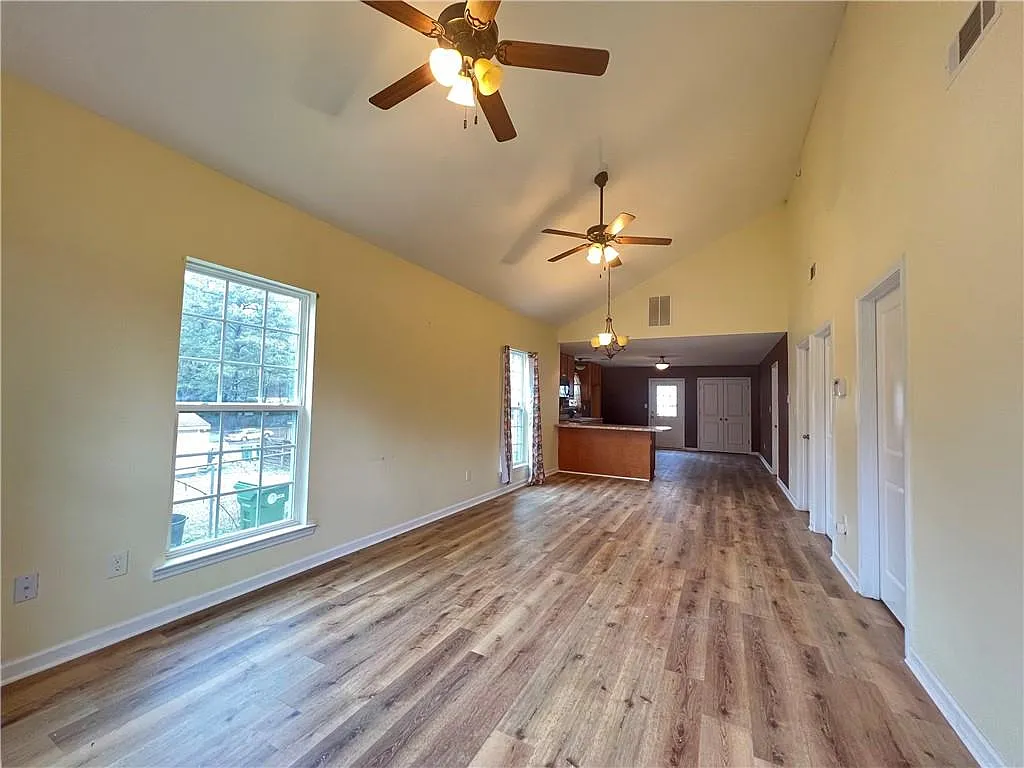 3 bed, 2.0 bath, 1144 sqft, $1,800 — Photo 2