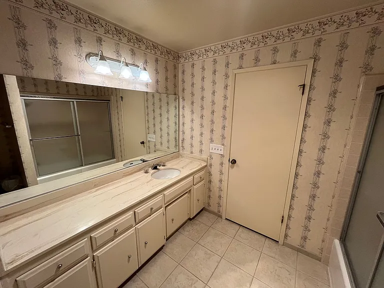 1090 Foxenwood Dr — Photo 9