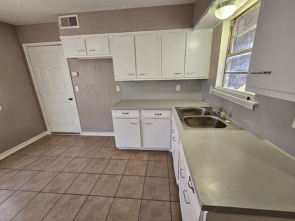 3rd image of 729 NE Katherine Pl