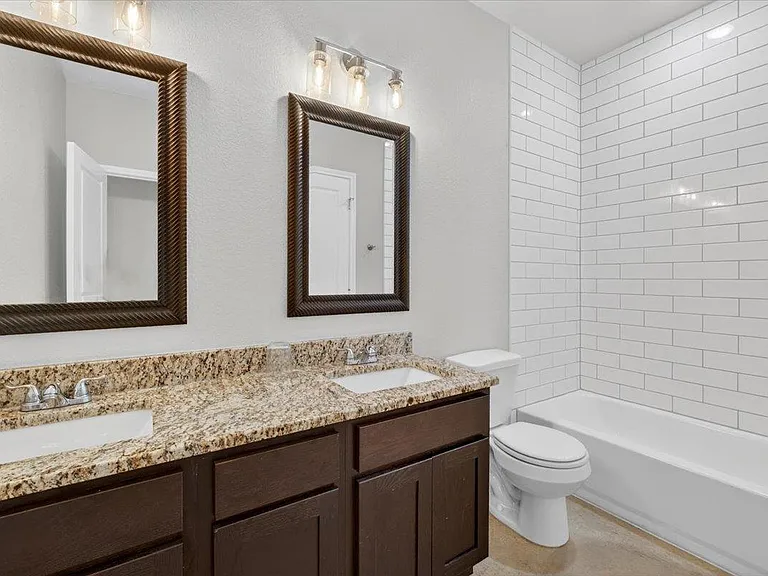 412 W Avenue C — Photo 29