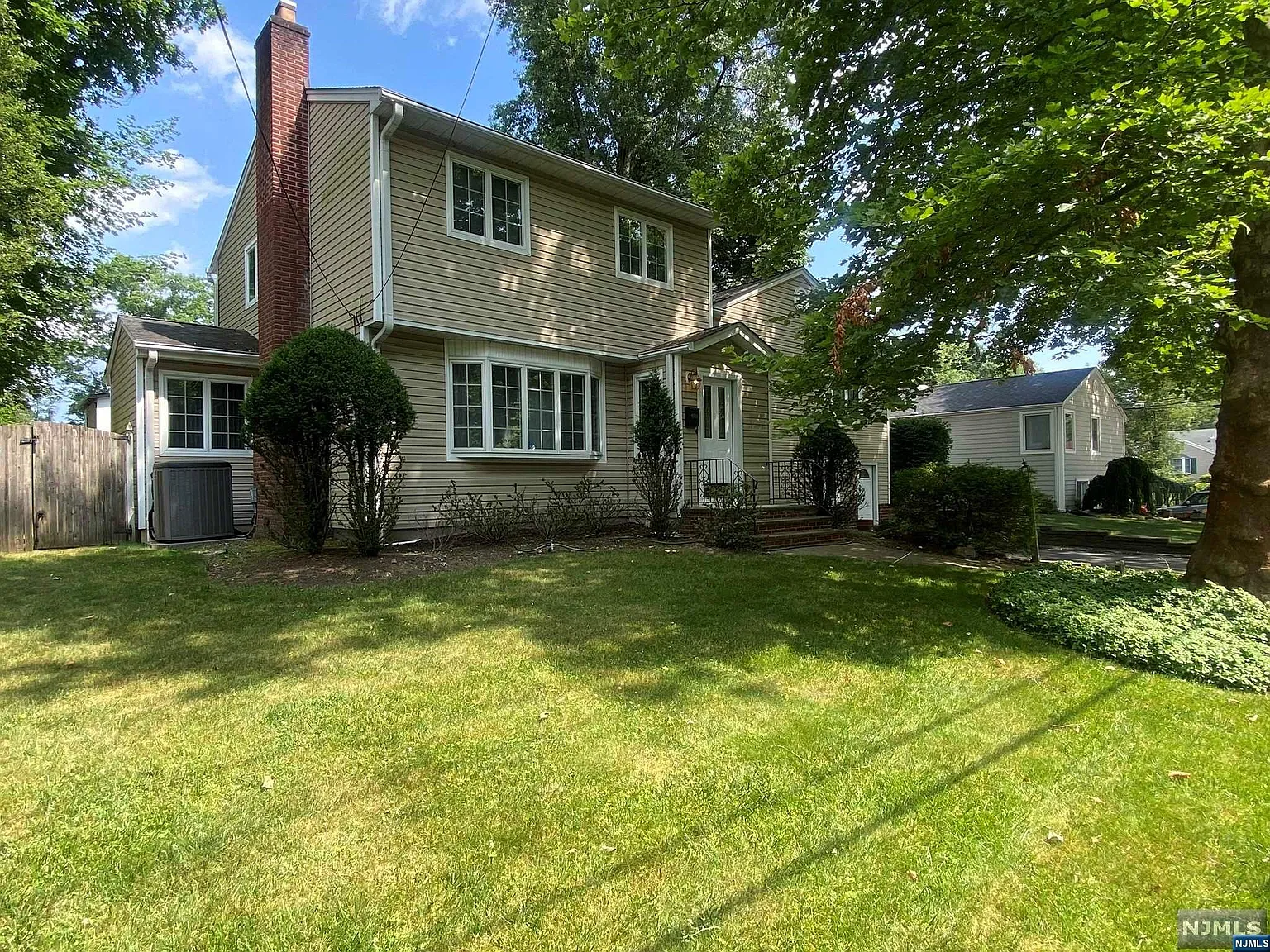 199 Crescent St photo 1