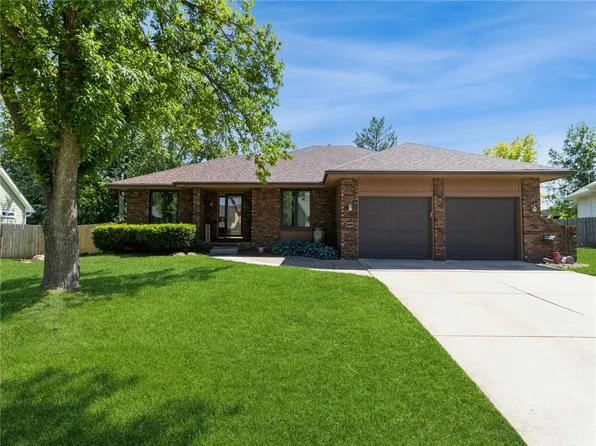 9900 Carpenter Ave, Clive, IA 50325