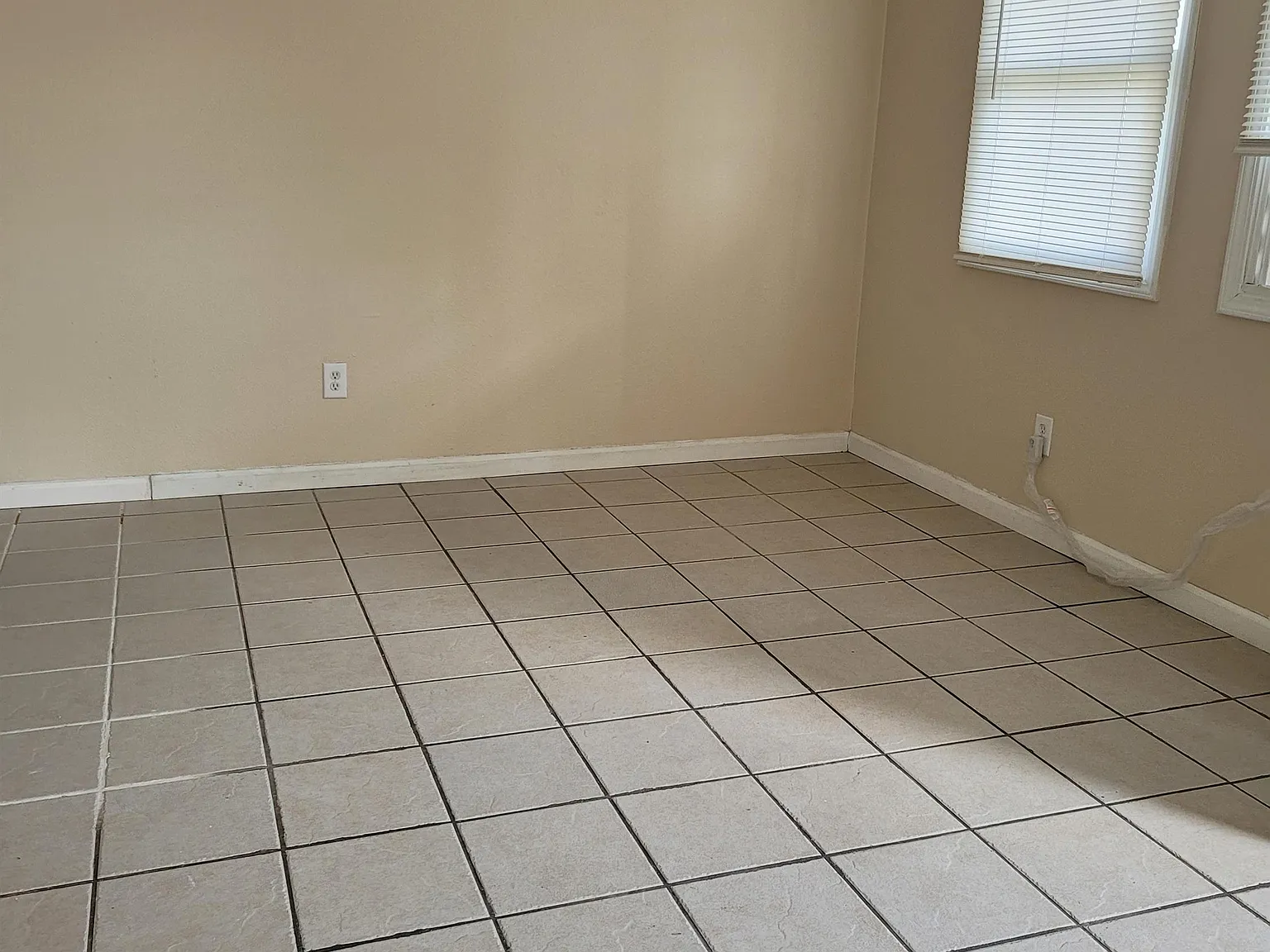 711 S. Poplar St - B — Photo 3