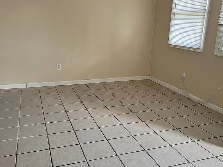 711B S Poplar St — Photo 3