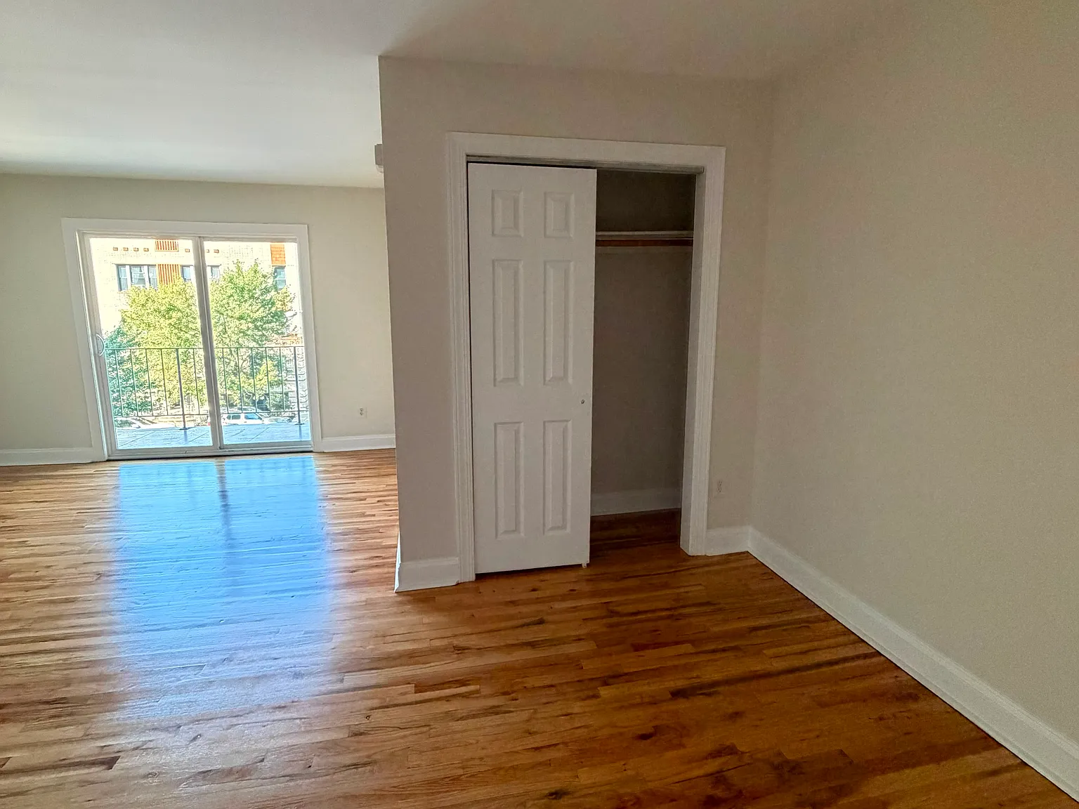 2 bed, 800 sqft, $2,200 — Photo 3