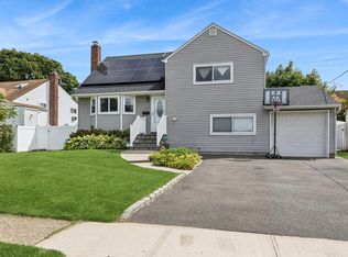 93 Eastgate Rd, Massapequa Park, NY 11762