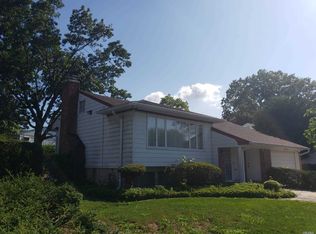 381 Old Courthouse Rd, New Hyde Park, NY 11040