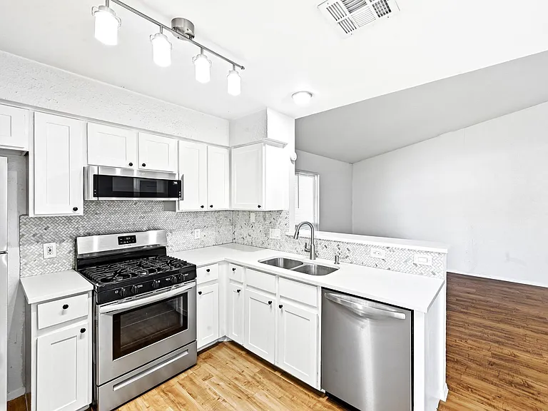 10604 Lanshire Dr #B — Photo 7