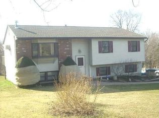 9 Heselton Dr, Slate Hill, NY 10973