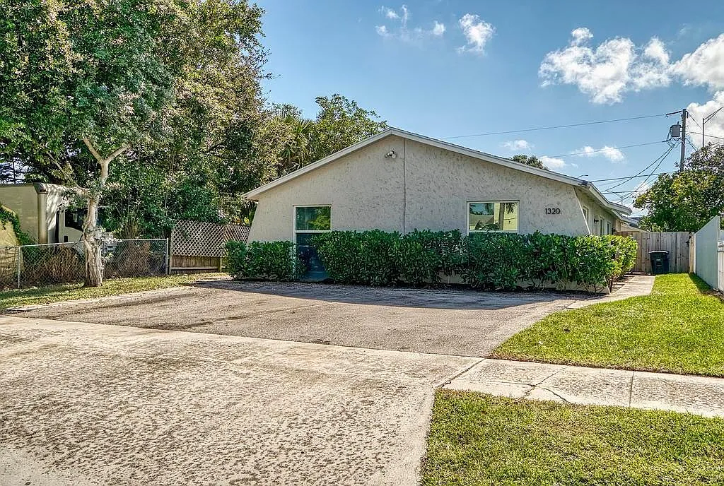 2 bed, 1.0 bath, 900 sqft, $1,900 — Photo 1