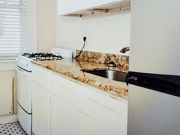 5th image of 611 W Horatio St APT 16