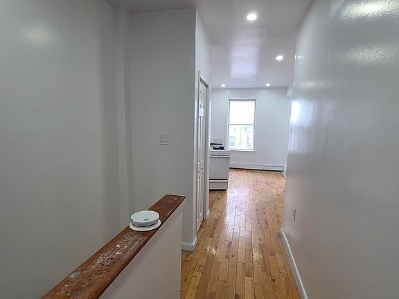 5th image of 282 Logan Ave #2