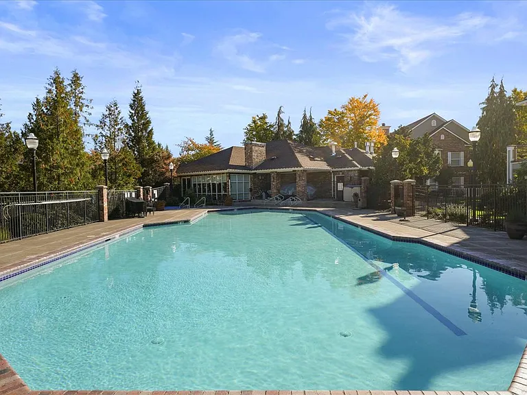 6273 NE Carillion Dr #103 — Photo 27