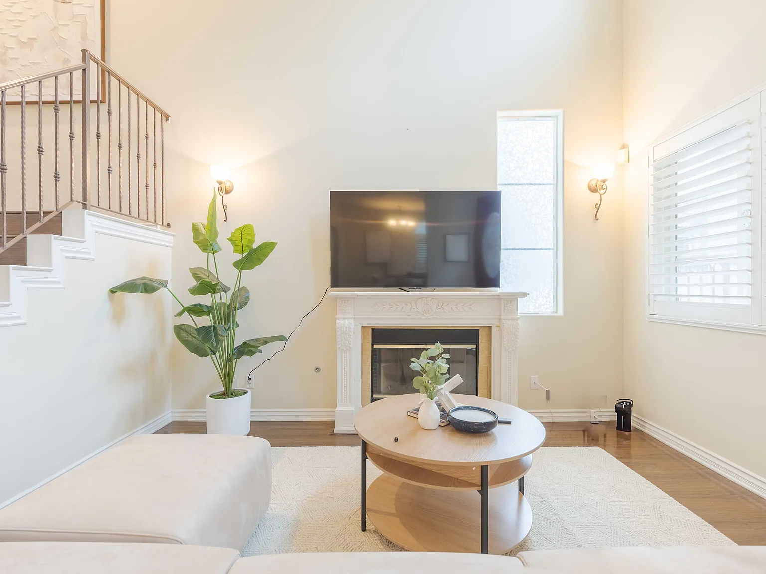 3 bed, 3.5 bath, 2064 sqft, $8,900 — Photo 3