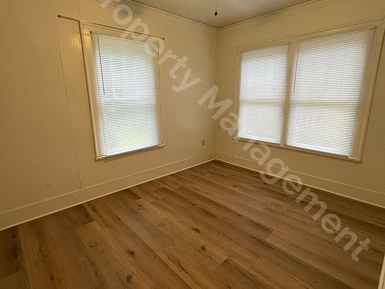 2028 Johnston Ave — Photo 6