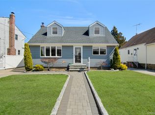 130 Lesoir Ave, Floral Park, NY 11001