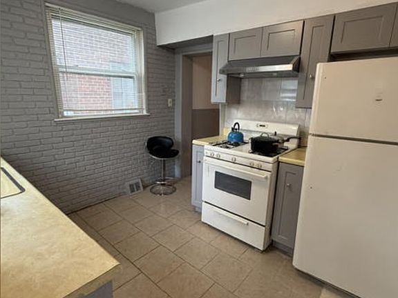 5th image of 2407 E Clearfield St