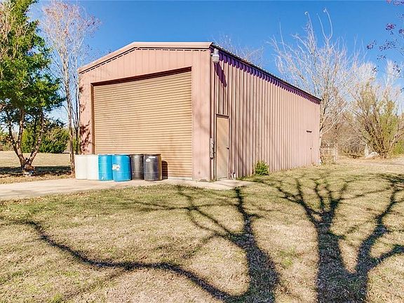 3rd image of 930 Meadow Dr