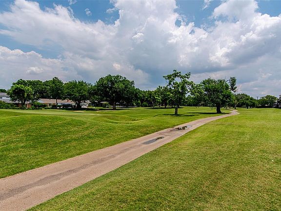 4th image of 3165 Golfing Green Dr