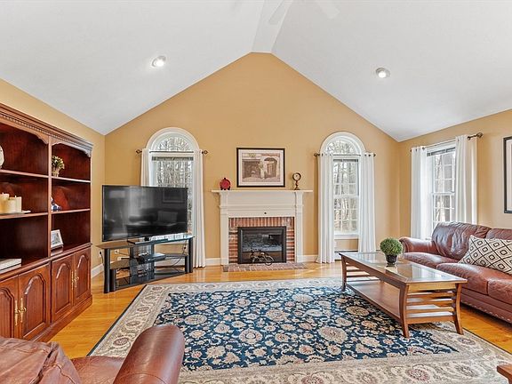 5th image of 50 Arrowwood St