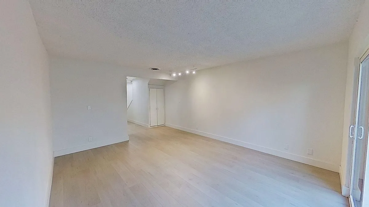 Building Photo - 437-443 W Valencia Dr