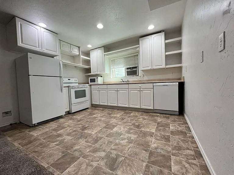2305 E Goodman St — Photo 5