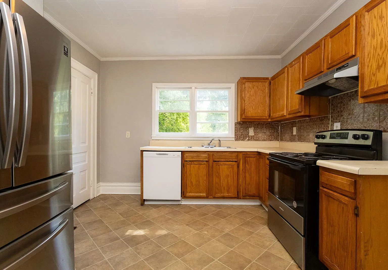 3 bed, 1.0 bath, 1316 sqft, $1,425 — Photo 2